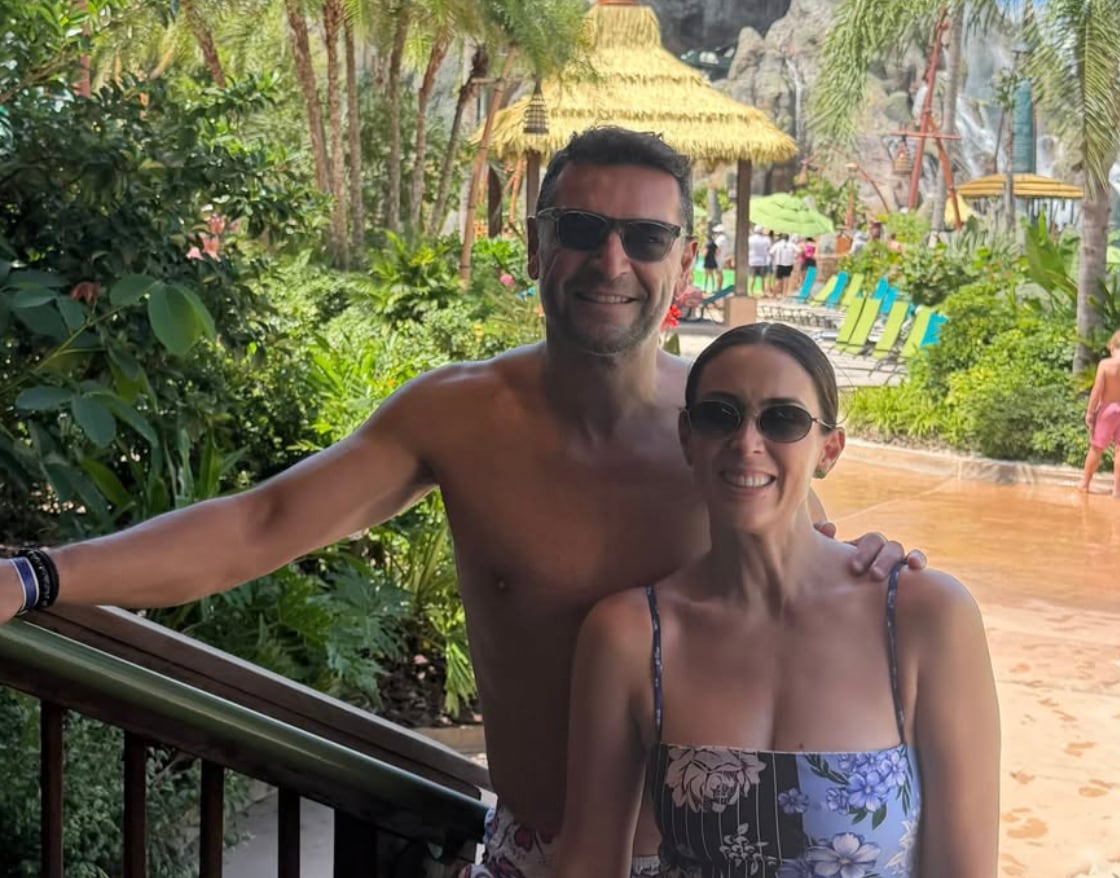 Jacqueline Bracamontes con su esposo Martín Fuentes en la celebración de 10 añoa de su hija Carolina