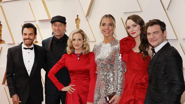 Eugenio Derbez y el resto del elenco de CODA en los Oscar 2022