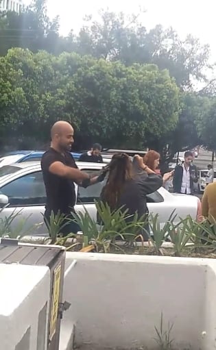 Estilista termina el alaciado después del sismo de hoy en Guadalajara