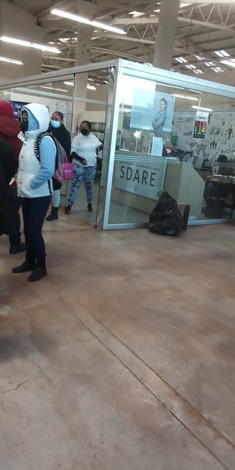 Joven de Durango se queda sin trabajo y hace filas para ganar dinero