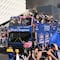 Fans de los Dodgers le cantan las mañanitas a Fernando Valenzuela en el desfile por el título de la Serie Mundial 2024