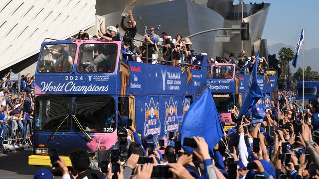 Fans de los Dodgers en el desfile del equipo