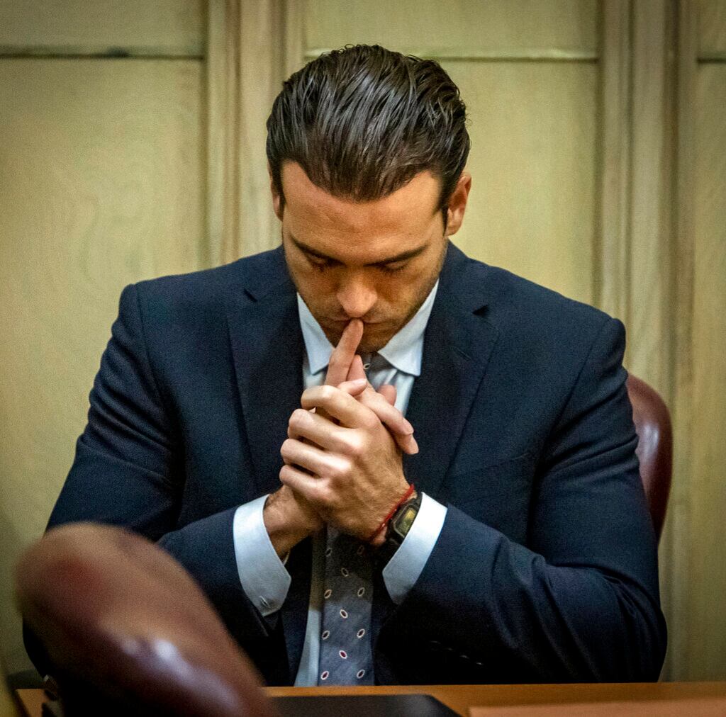 Pablo Lyle orando en juicio