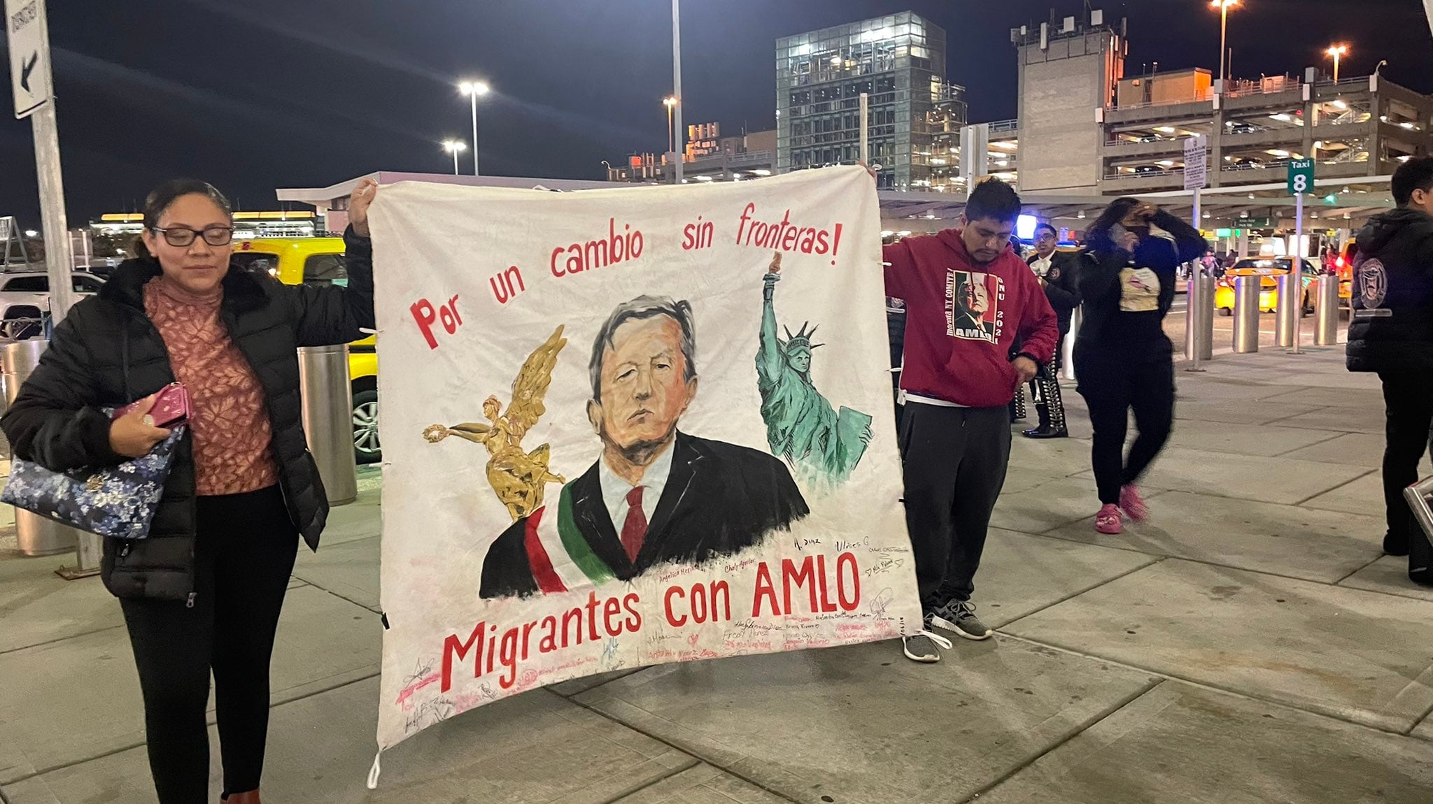 Mexicanos esperan a AMLO en Nueva York