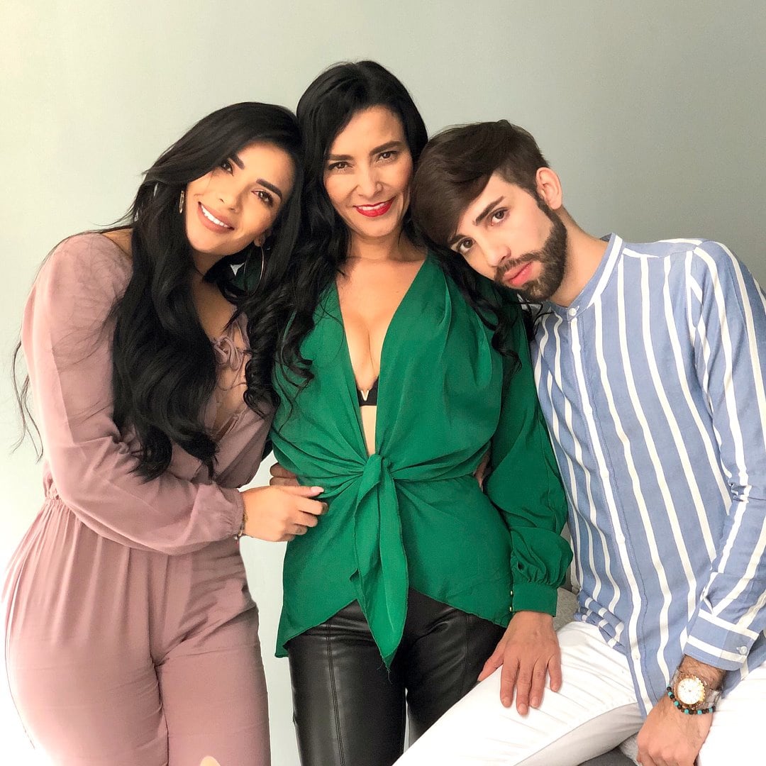 Dania Méndez con su mamá y su hermano.