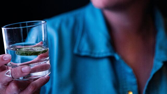 No bebas agua después de las 8 de la noche, advierten expertos del sueño