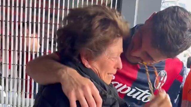 Jugador festeja con su abuelita