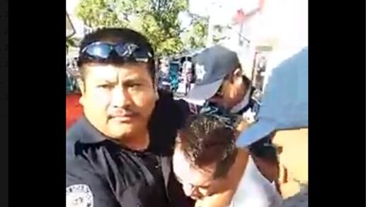 Lo arrestan por defender su motocicleta (VIDEO)