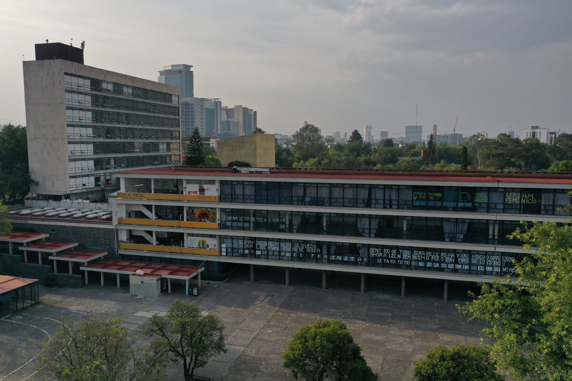 Alumnos toman Facultad de Filosofía y Letras de la UNAM
