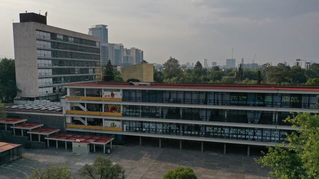 Alumnos toman Facultad de Filosofía y Letras de la UNAM