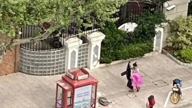 Mujer vive en cabina telefónica durante confinamiento por Covid-19