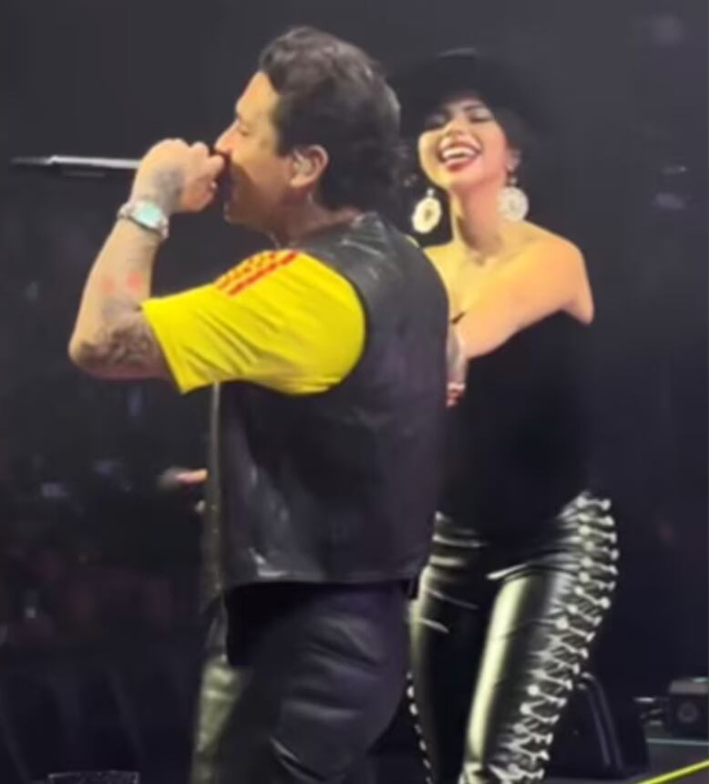 Christian Nodal sube a cantar con Ángela Aguilar en concierto en Colombia