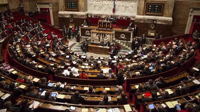 La ley queda medio campo entre la postura de quienes exigen el “derecho a morir” y quienes se declaran provida.