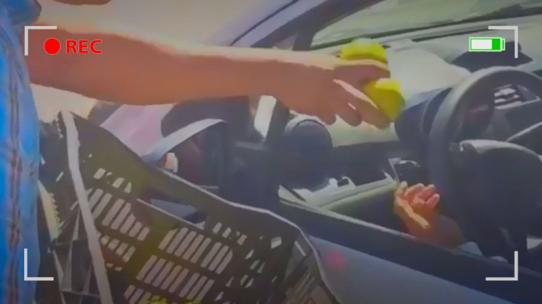 Campesinos regalan fruta a automovilistas varados por megabloqueo