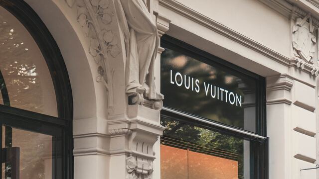 Multan a Louis Vuitton por fallas en controles contra lavado de dinero