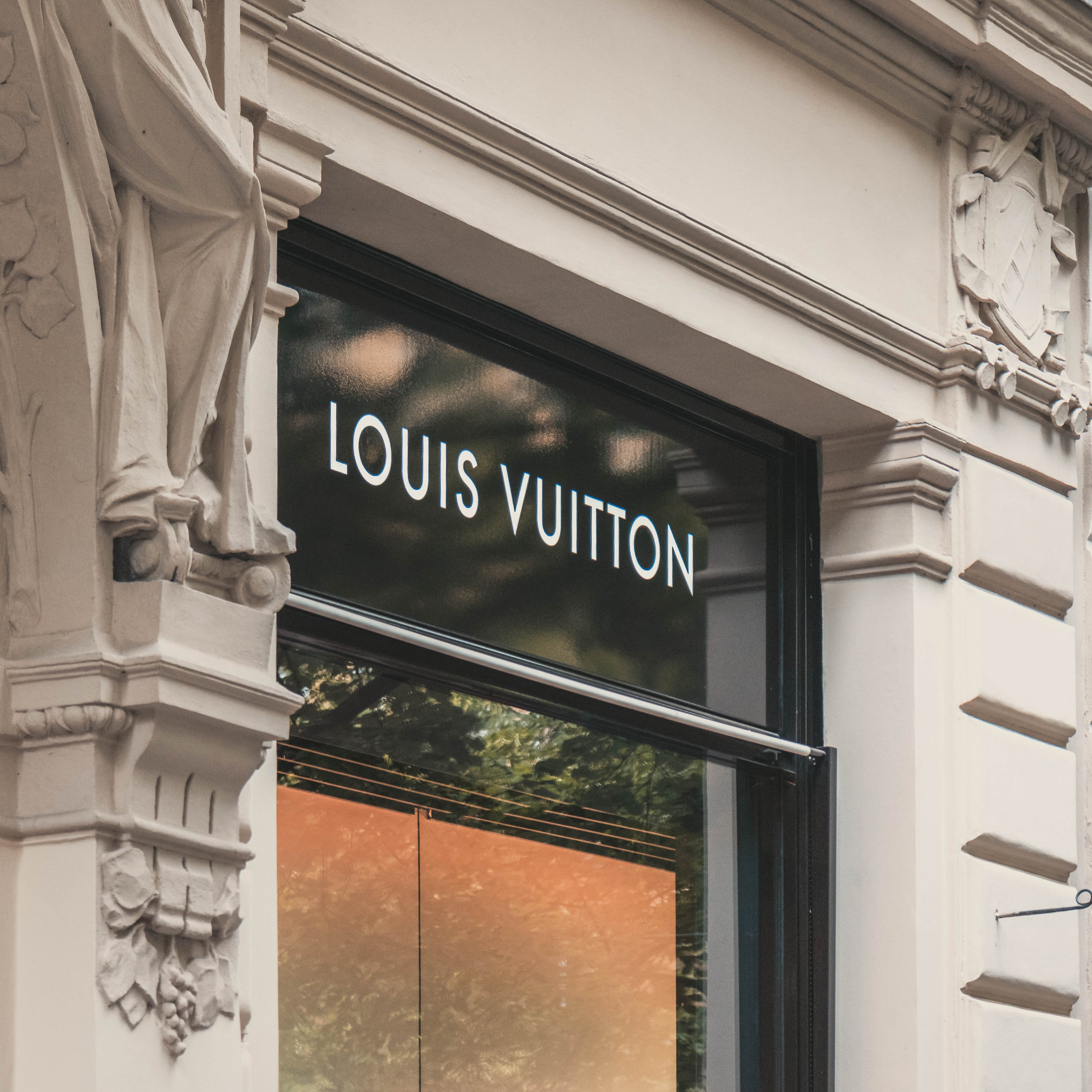 Multan a Louis Vuitton por fallas en controles contra lavado de dinero