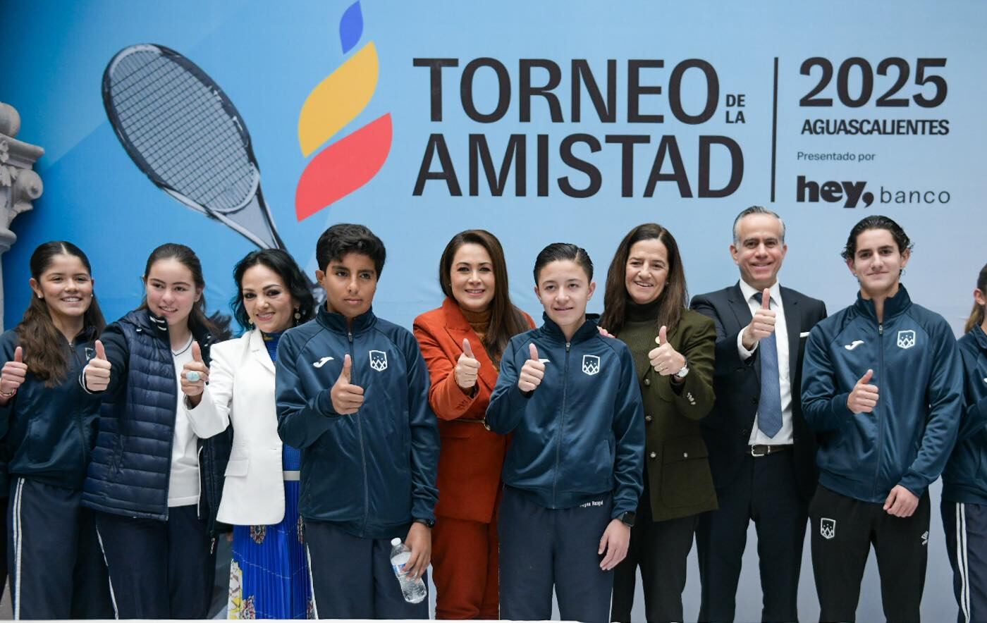 Tere Jiménez con participantes del Torneo de la Amistad