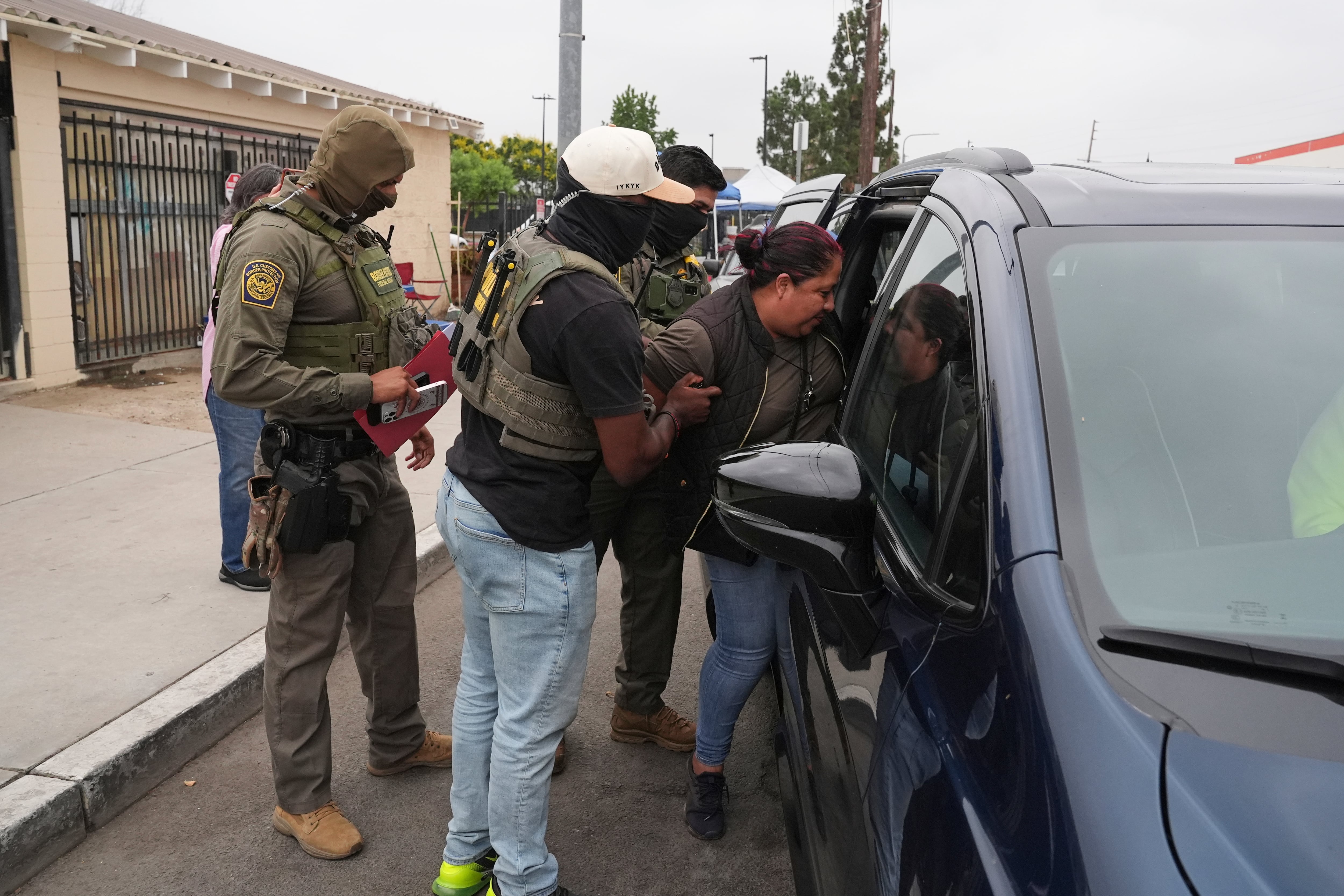 Migrante detenida afuera de Home Depot