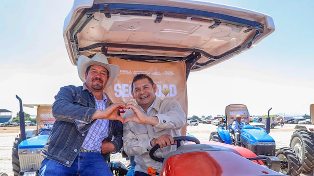 Alejandro Armenta entrega maquinaria, drones y tractores en Puebla