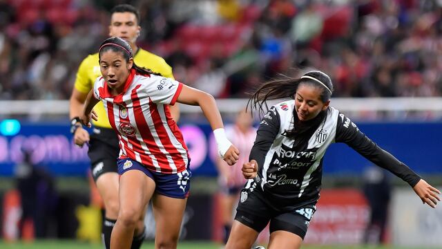 Dana Sandoval, jugadora de 16 años de edad, que juega en Chivas.