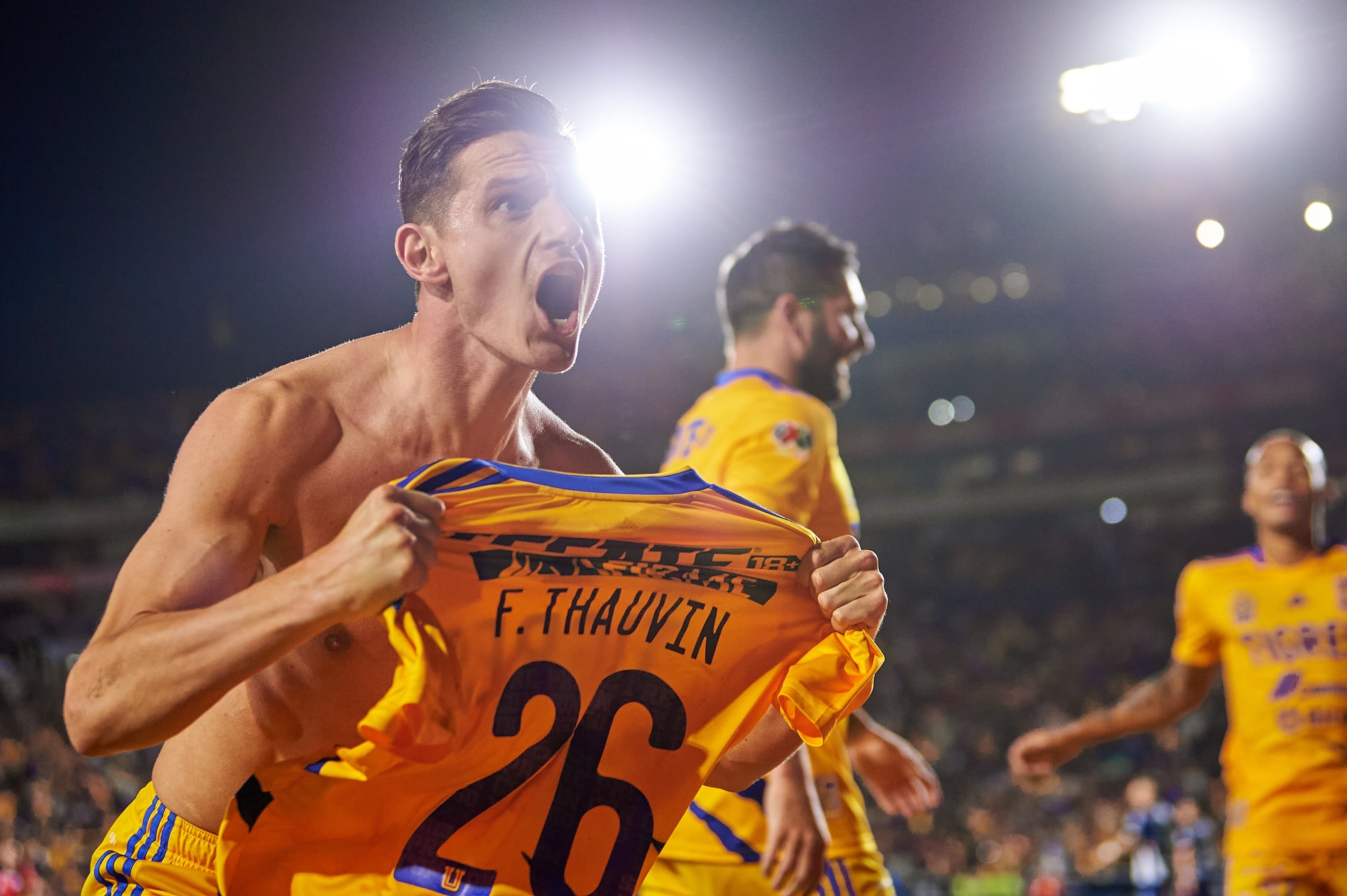 Florian Thauvin celebra un gol en el Estadio Universitario