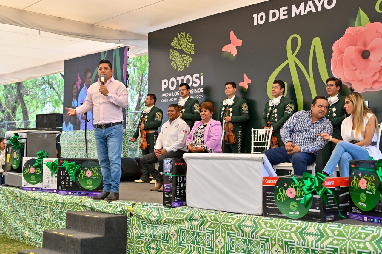 Ricardo Gallardo en eventos por el Día de las Madres