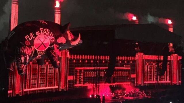 "Vivos se los llevaron", "Faltan más de 43" y "Fue el Estado", algunas de las leyendas presentes en el primer concierto de Roger Waters