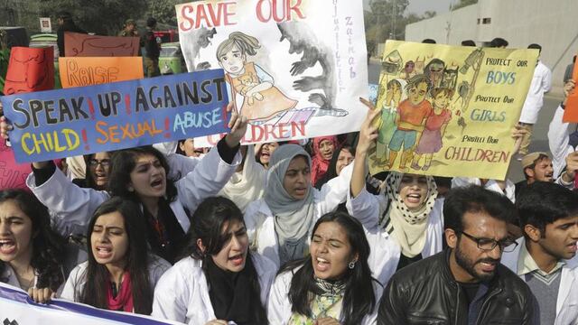 Aprueban propuesta de ahorcamiento público para asesinos de niños en Pakistán