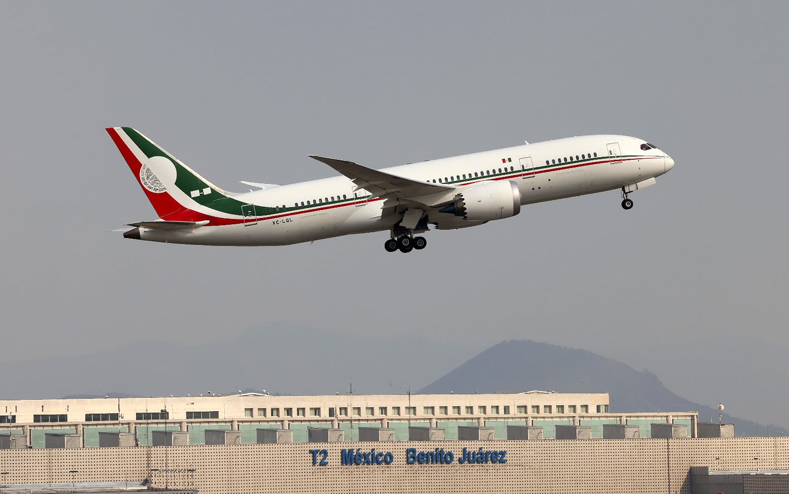 Avión presidencial se despide de México; ya despegó del AICM