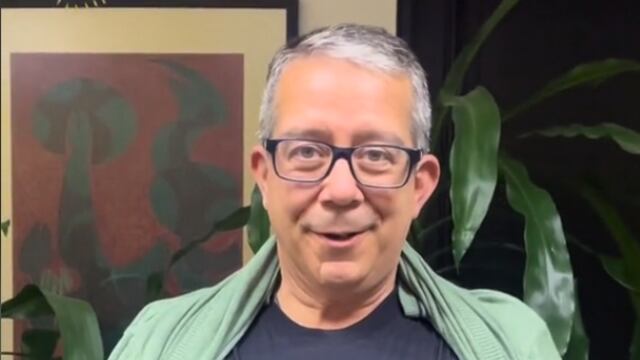 Jenaro Villamil y la playera "un verdadero hombre"