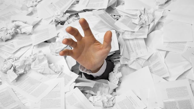 Precisamente, uno de los conflictos más sentidos del “sistema” educativo se relaciona con la operatividad burocrática y la toma de decisiones en el ámbito de la gestión administrativa