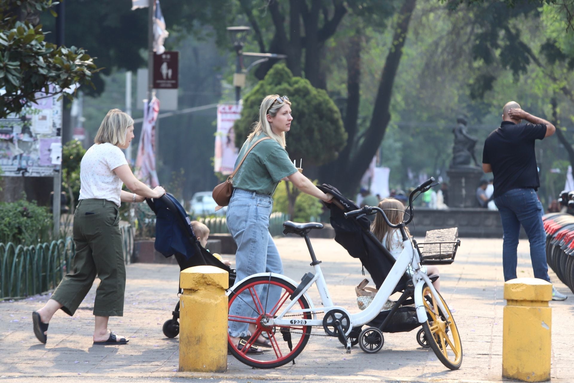 Extranjeros pasean por calles de la colonia Roma