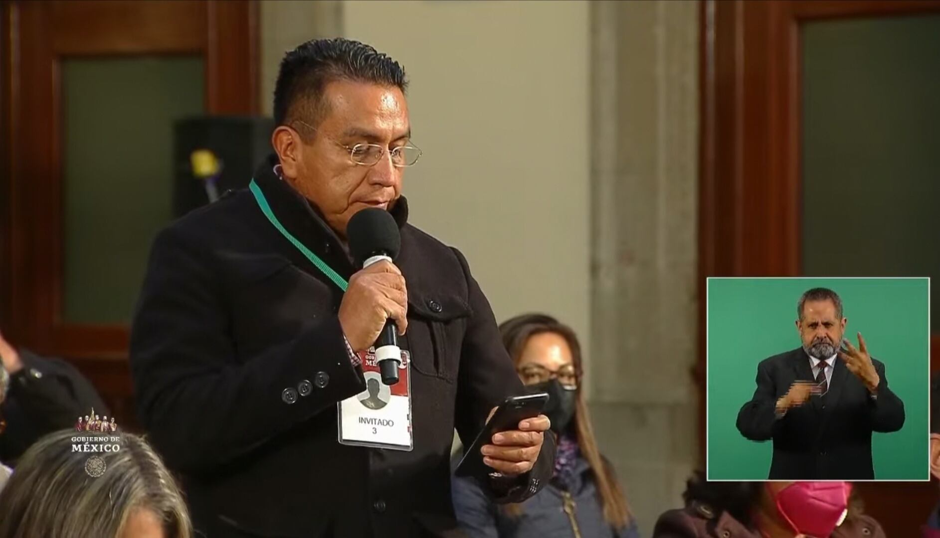 Marco Antonio Olvera en la conferencia de AMLO