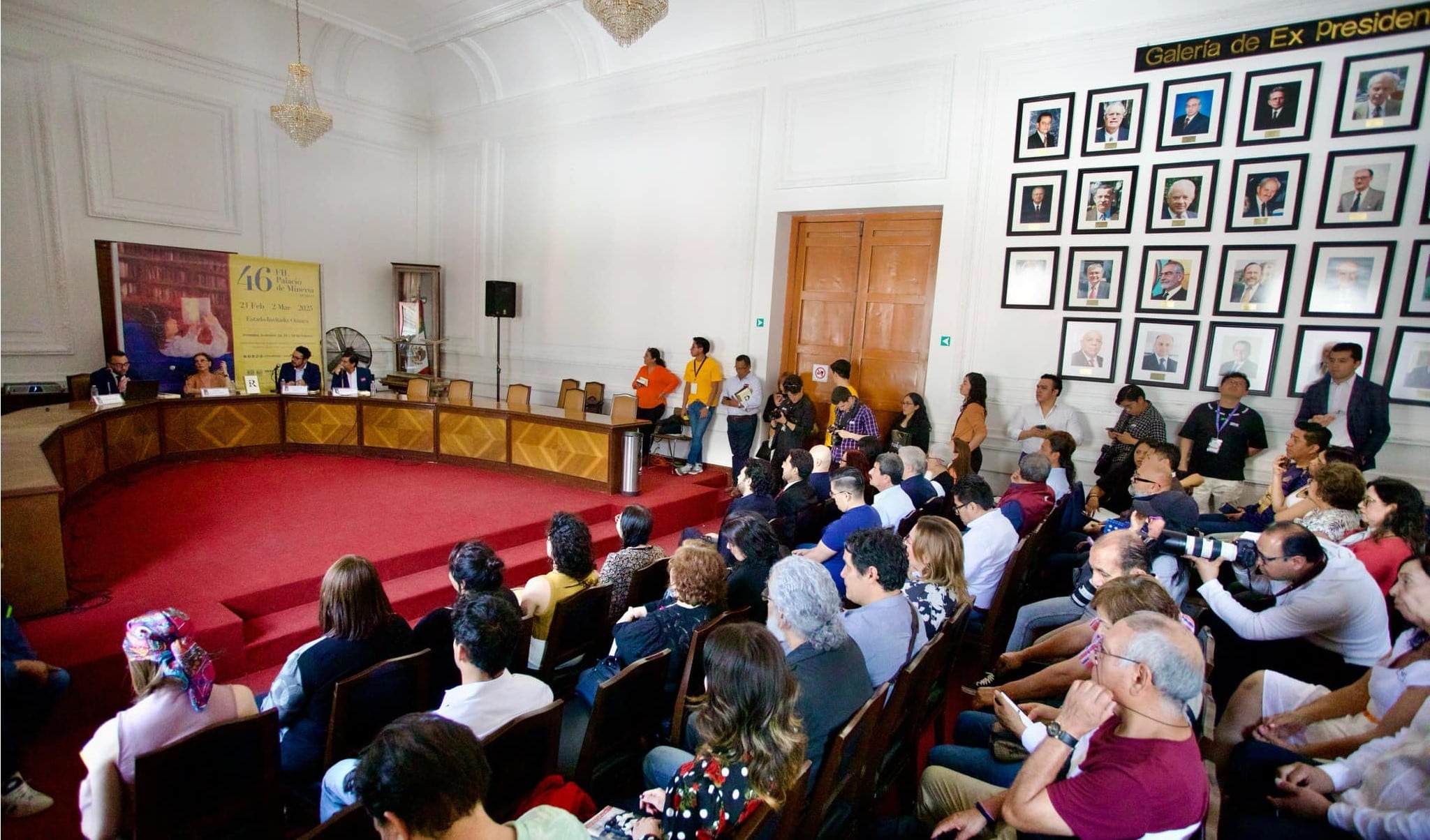 Beatriz Gutiérrez Müller presenta el libro: Poesía reunida de Rogelio Fernández Güell, acompañada de Luisa María Alcalde
