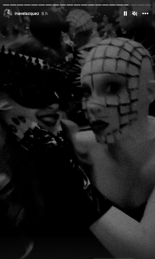 Belinda se disfraza de Pinhead para Halloween.