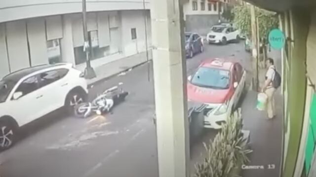 Vecino derriba a ladrón de su motocicleta en la CDMX
