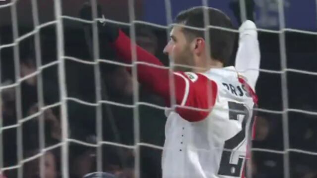 Santiago Giménez anota gol