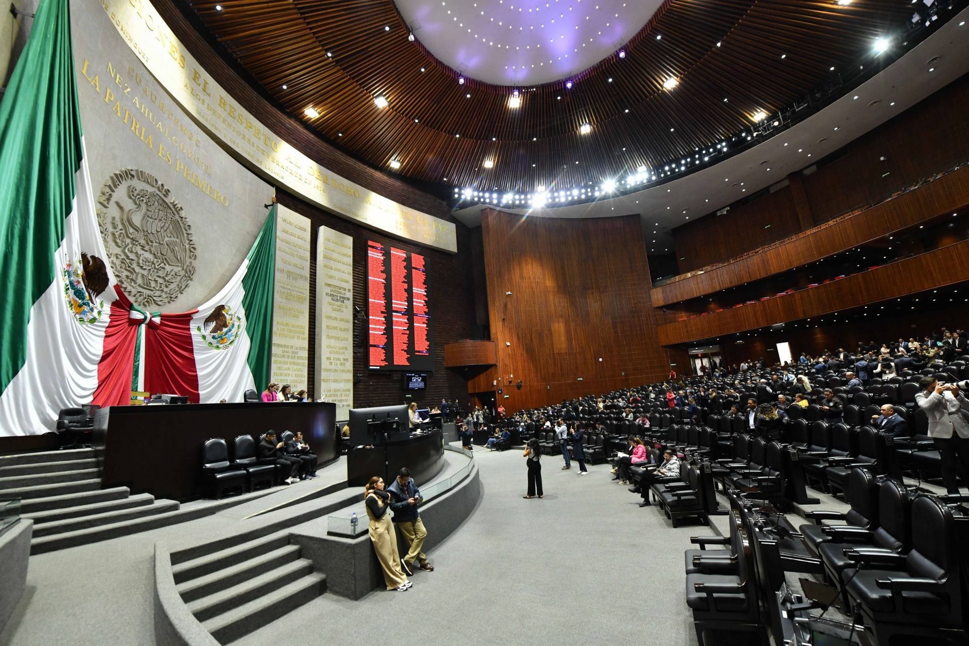 Sesión ordinaria semipresencial de la Cámara de Diputados en la que se discute las diversas disposiciones de la Ley de Amparo