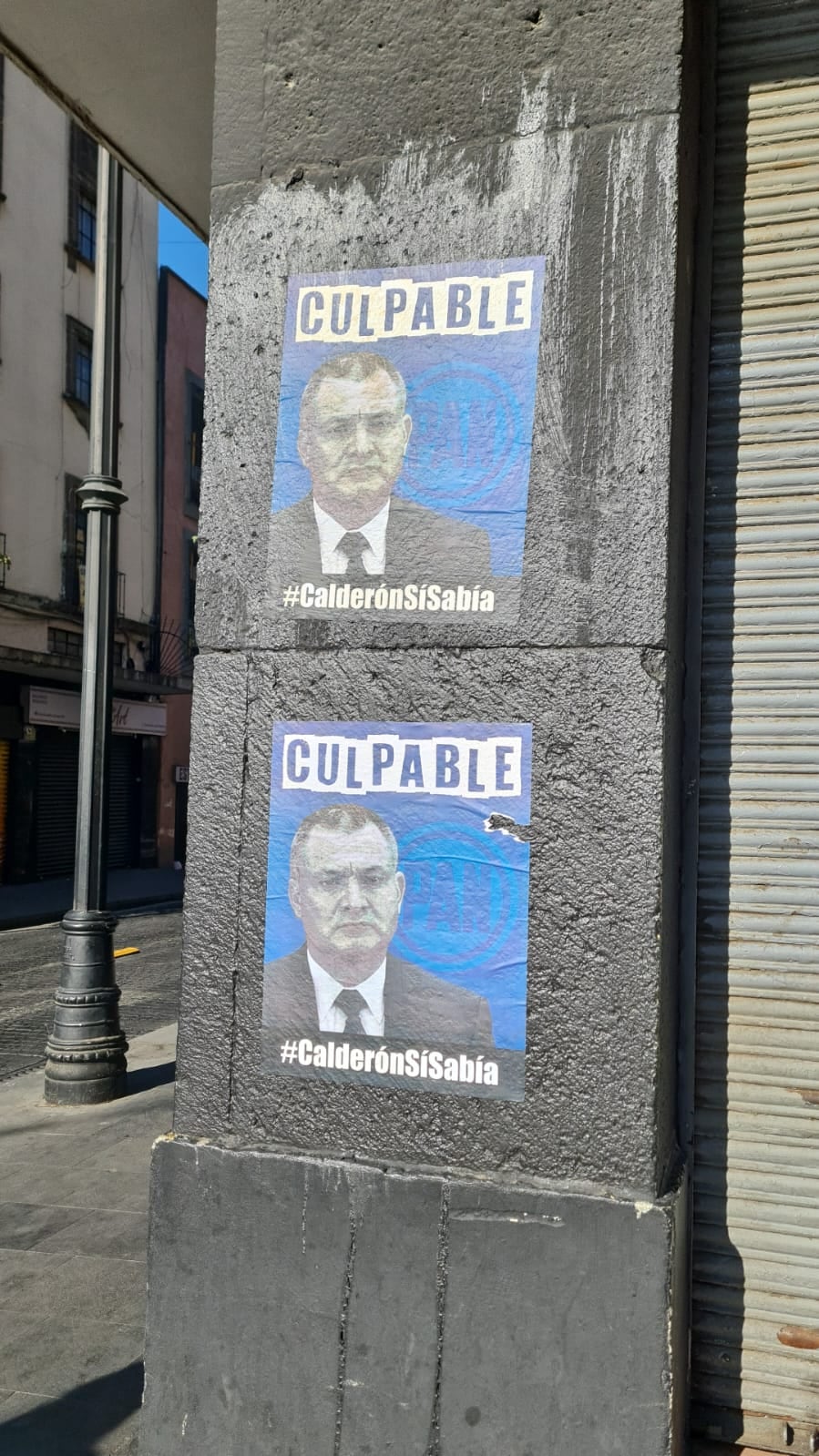 Carteles sobre Genaro García Luna en la marcha del INE