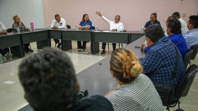 Andrés Mijes dialoga con taxistas y operadores sobre los retos del transporte en Nuevo León