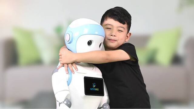 iPal interactuando con un niño.