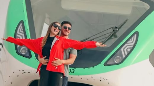 Samuel García y Mariana Rodríguez recrean escena de Titanic en el Metro de Monterrey