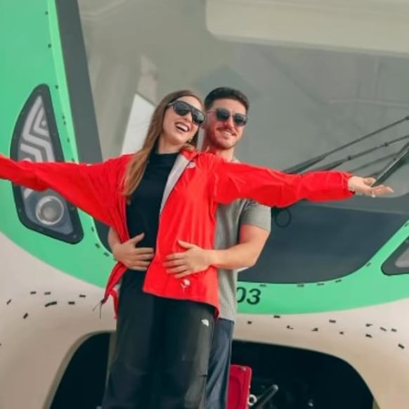 Samuel García y Mariana Rodríguez recrean escena de Titanic en el Metro de Monterrey