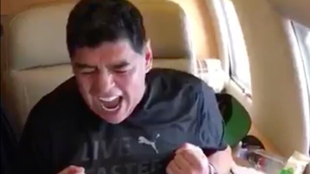 Diego Armando Maradona mostró sus habilidades para tomar un shot