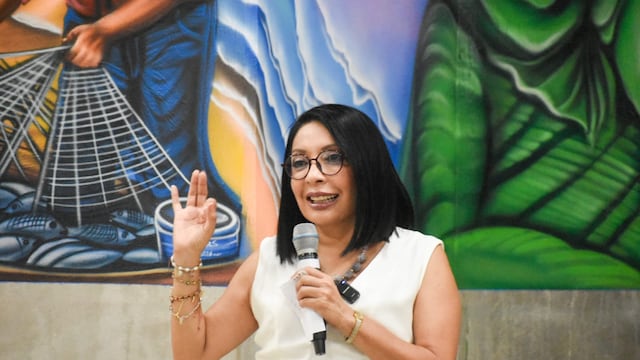 Esthela Damián encabeza asamblea por la defensa de la soberanía nacional.
