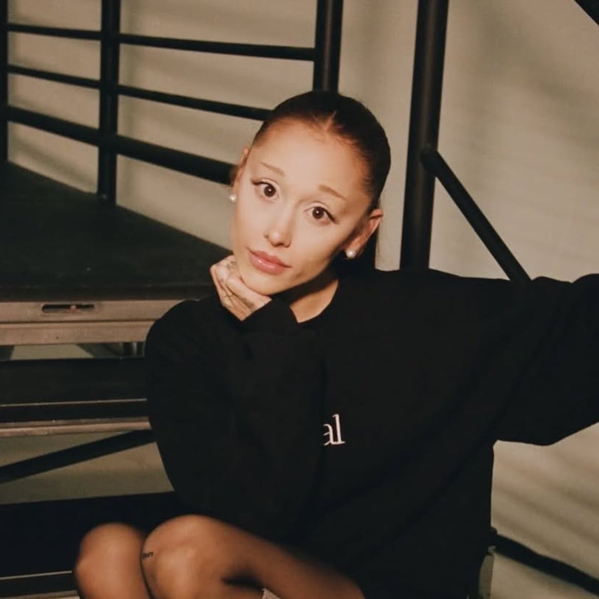 “A veces necesitamos un descanso”: Ariana Grande responde a rumores sobre su salud