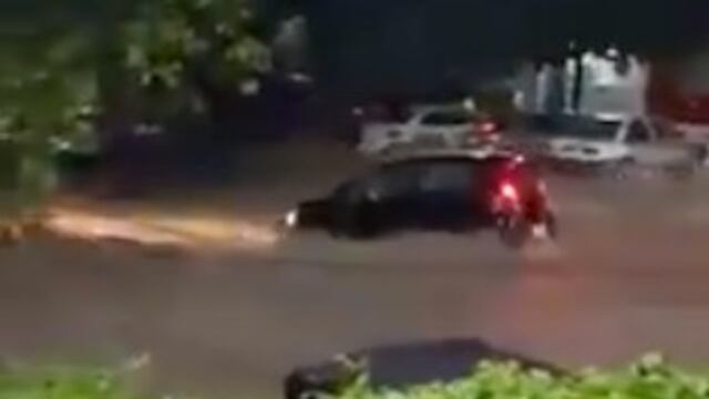 Lluvia arrastra a automóvil en Chiapas