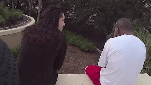 Le salva la vida con una canción de Linkin Park.