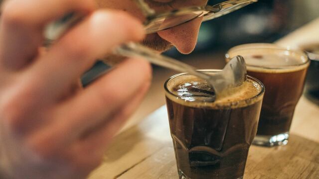 Hombre oliendo café