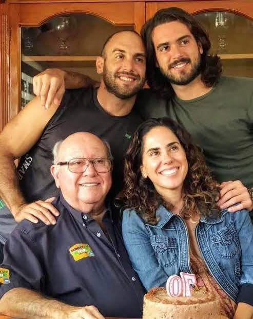 Pablo Lyle con su padre y hermanos